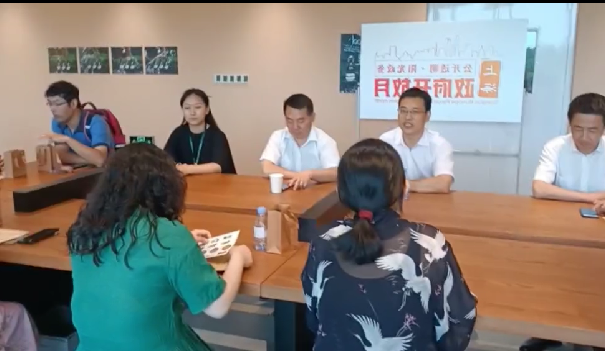 松江區文化旅游局副局長張國強在座談會上向市民代表介紹云間會堂文化藝術中心基本情況和展覽情況